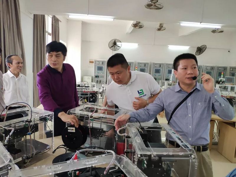 游艇会yth0008副总裁周兴光先生率队赴高州市考察政校企合作项目 游艇会yth0008副总裁周兴光先生率队赴高州市考察政校企合作项目