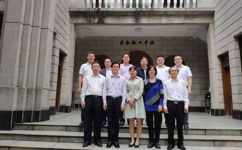 游艇会yth0008副总裁周兴光先生率队赴高州市考察政校企合作项目 游艇会yth0008副总裁周兴光先生率队赴高州市考察政校企合作项目