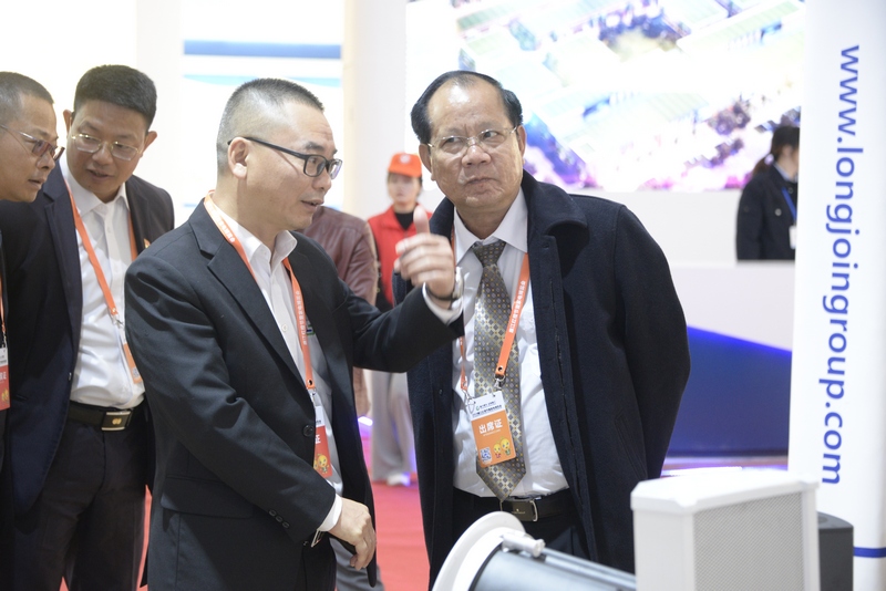 游艇会yth0008董事局主席陈逸先生（左）