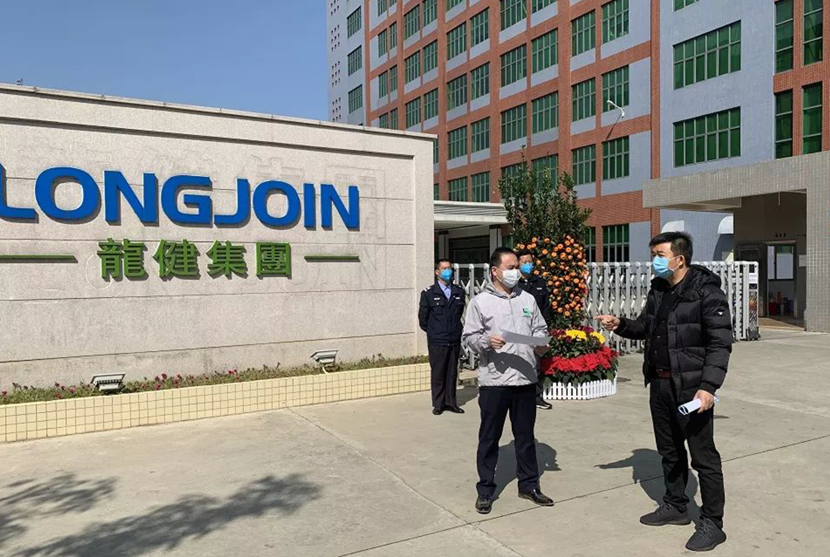 大岭山镇总工会专职副主席李富财实地检查游艇会yth0008疫情防控工作,打好疫情阻击战!