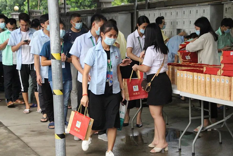 龙腾虎跃庆国庆,燕舞莺歌迎中秋。