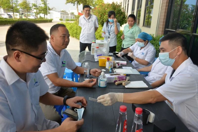 迎国庆,抗疫情:传承游艇会yth0008红色基因,办实事献血践于行