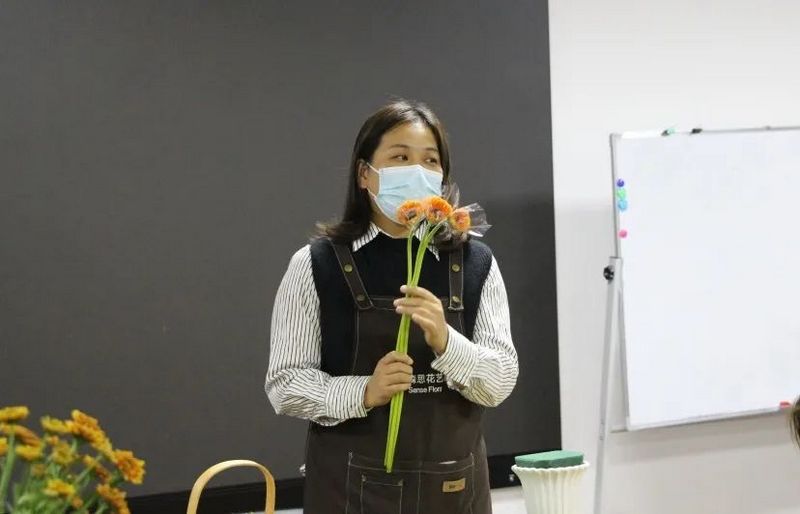 大岭山先锋职工服务中心走进游艇会yth0008开展插花培训活动 (1).jpg 大岭山先锋职工服务中心走进游艇会yth0008开展插花培训活动 (1).jpg