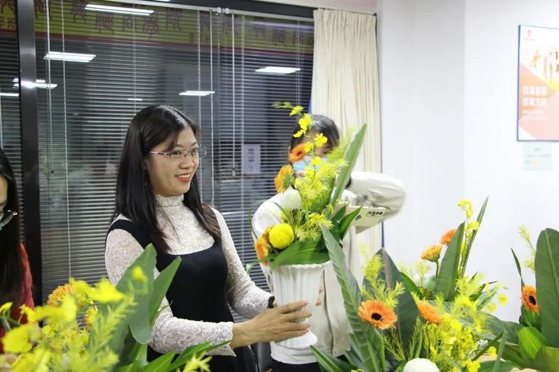 大岭山先锋职工服务中心走进游艇会yth0008开展插花培训活动 (5).jpg 大岭山先锋职工服务中心走进游艇会yth0008开展插花培训活动 (5).jpg